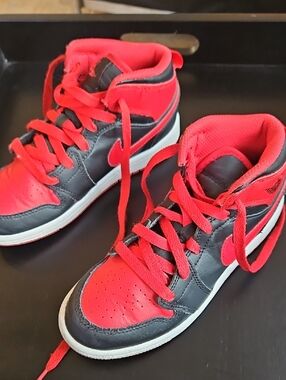 Nike Air Jordan 1 Mid ‘Banned’ Kids Sneakers  SZ 1Y